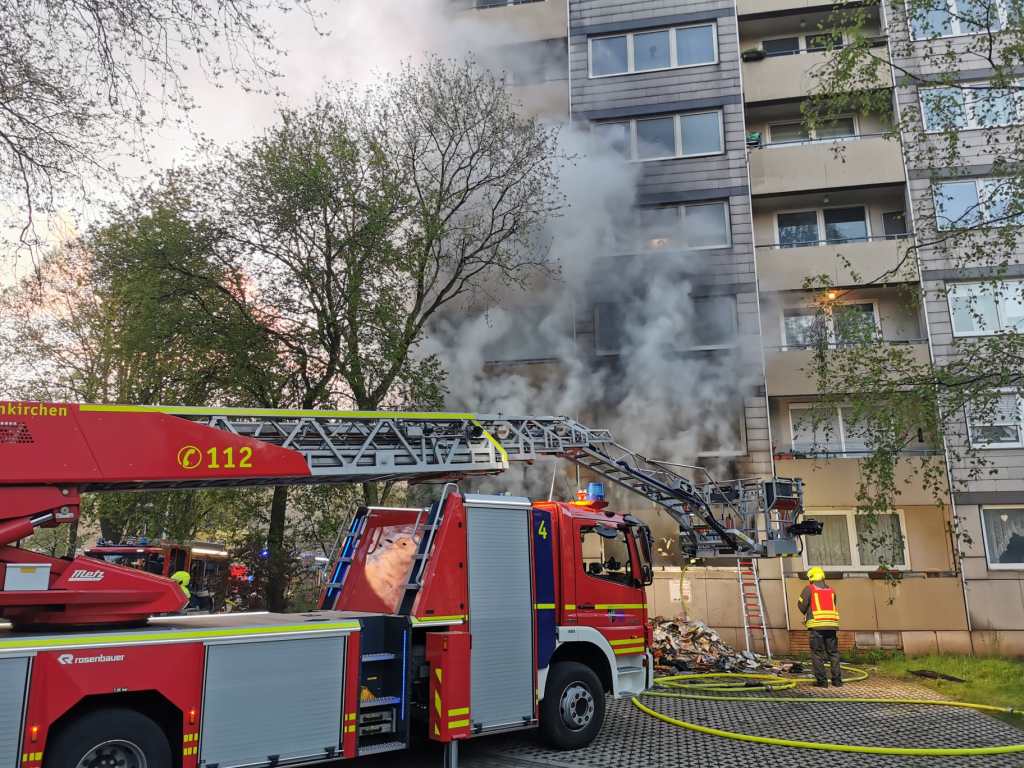 Gelsenkirchen Brand in Wohnung Feuerwehrwagen Feuerwehr