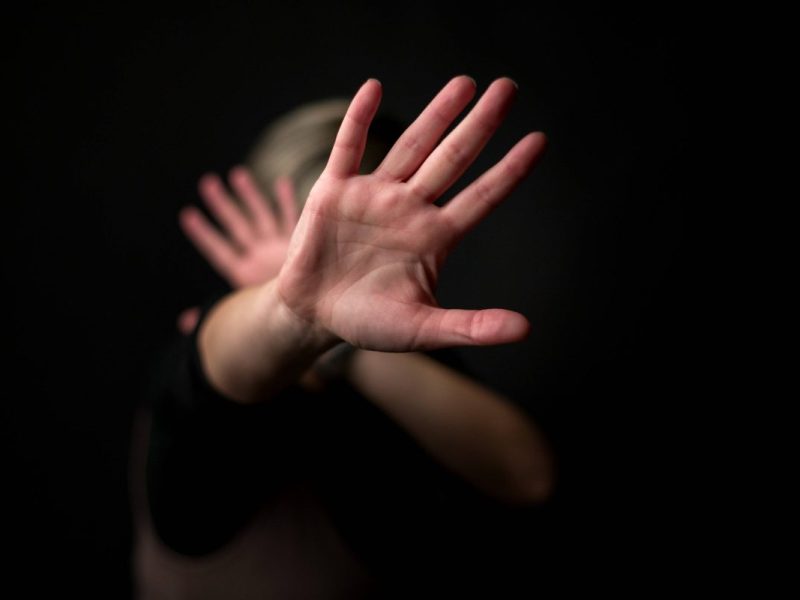 Frau hält Hände vors Gesicht