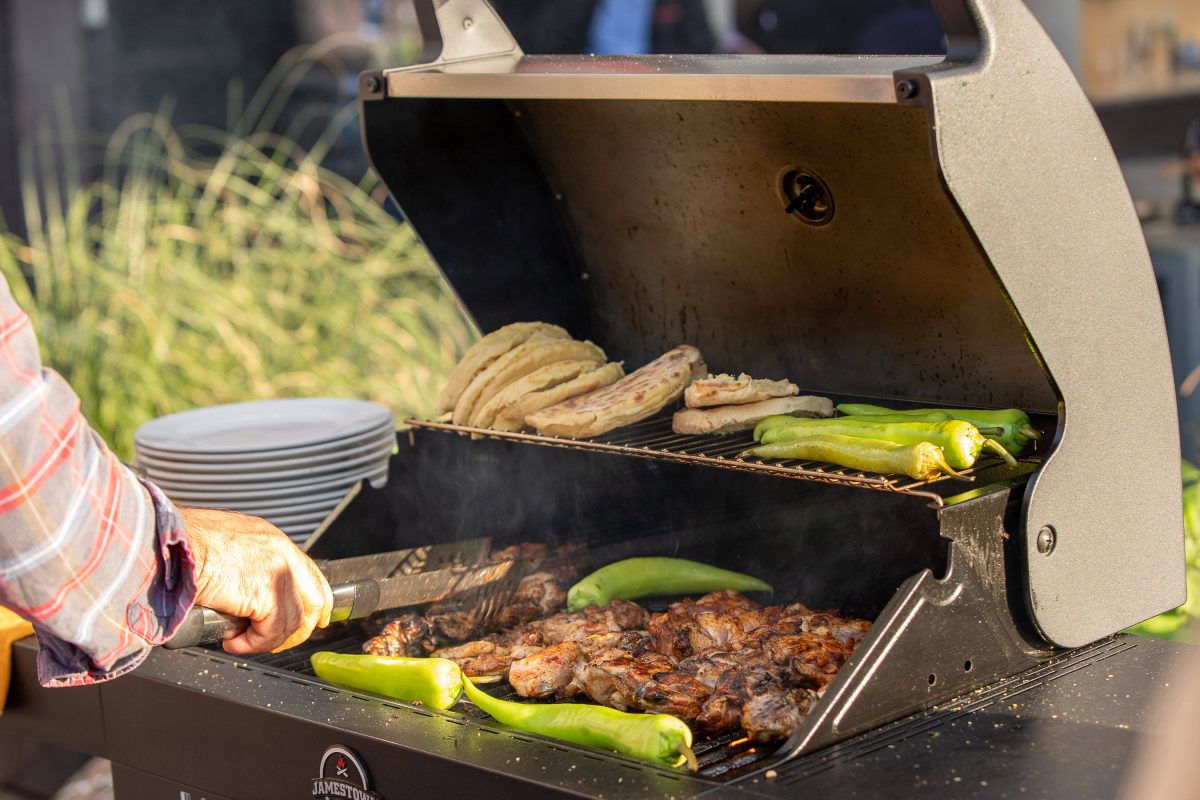 Grill mit Grillfleisch