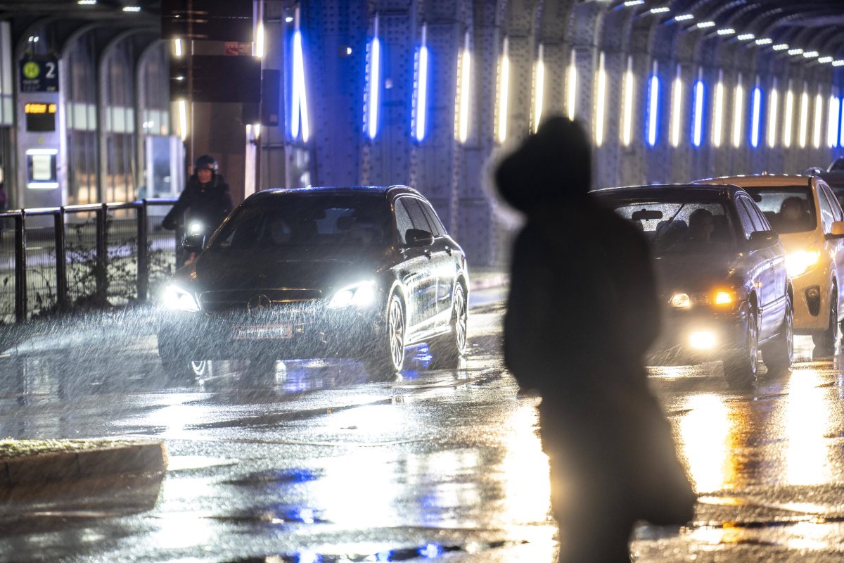 Wetter in NRW Regen Essen Hauptbahnhof Autos und FuÃŸgÃ¤nger auf nassen StraÃŸen