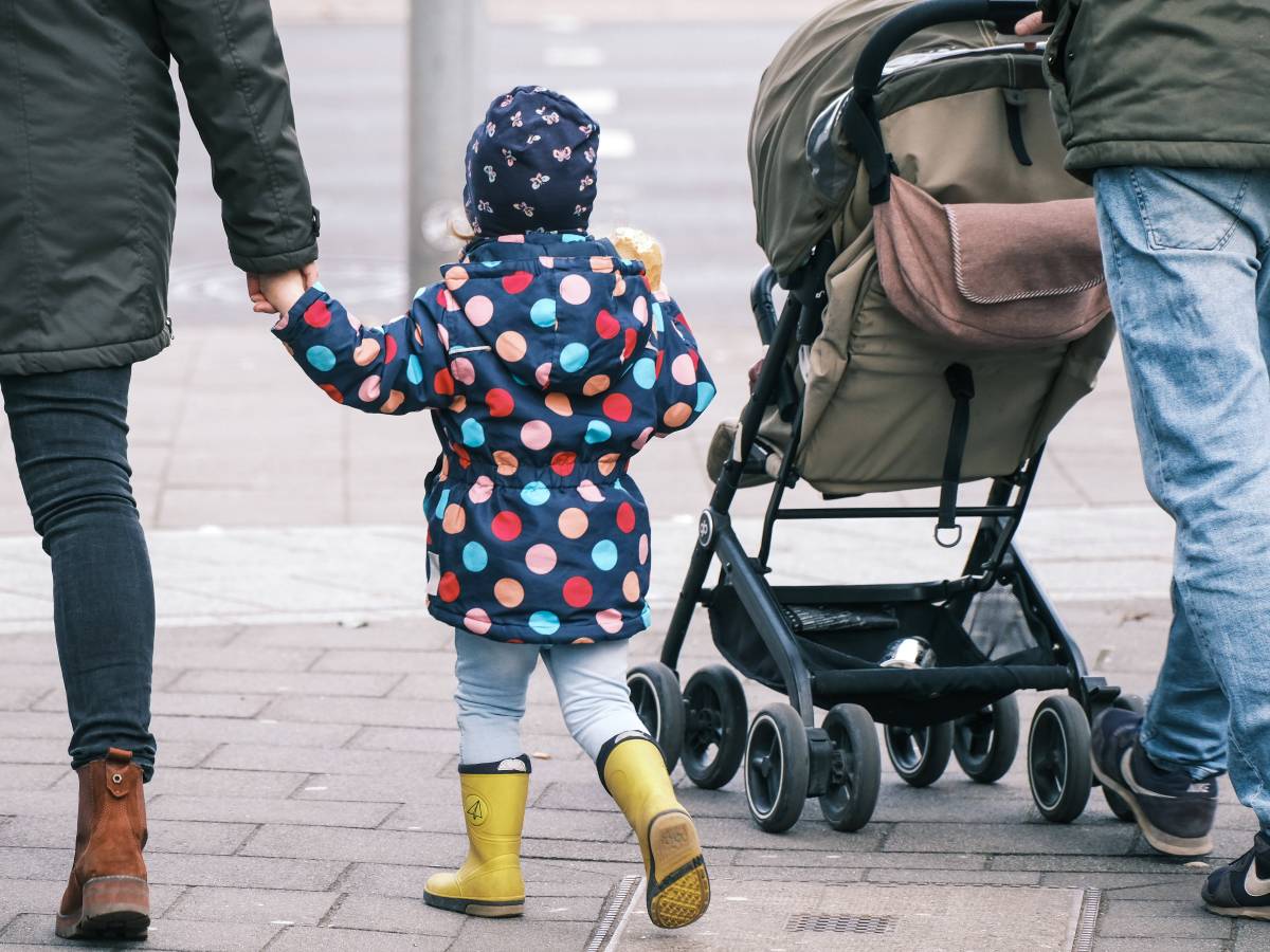 Ein neuer Monat bedeutet auch neues Kindergeld. Die staatliche Förderung landet jeden Monat auf dem Konto. Wann das im April der Fall ist, erfährst du hier.