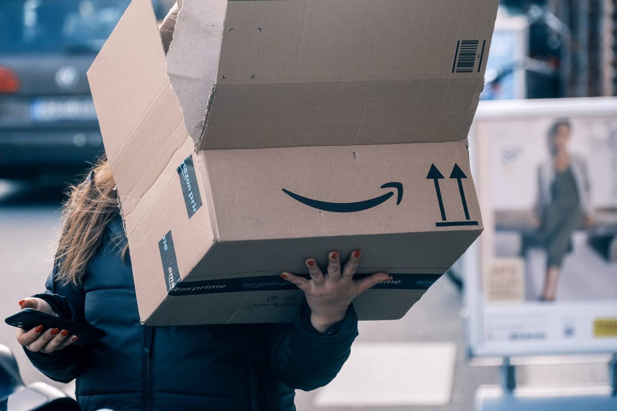 Kundin mit geÃ¶ffnetem Amazon-Paket