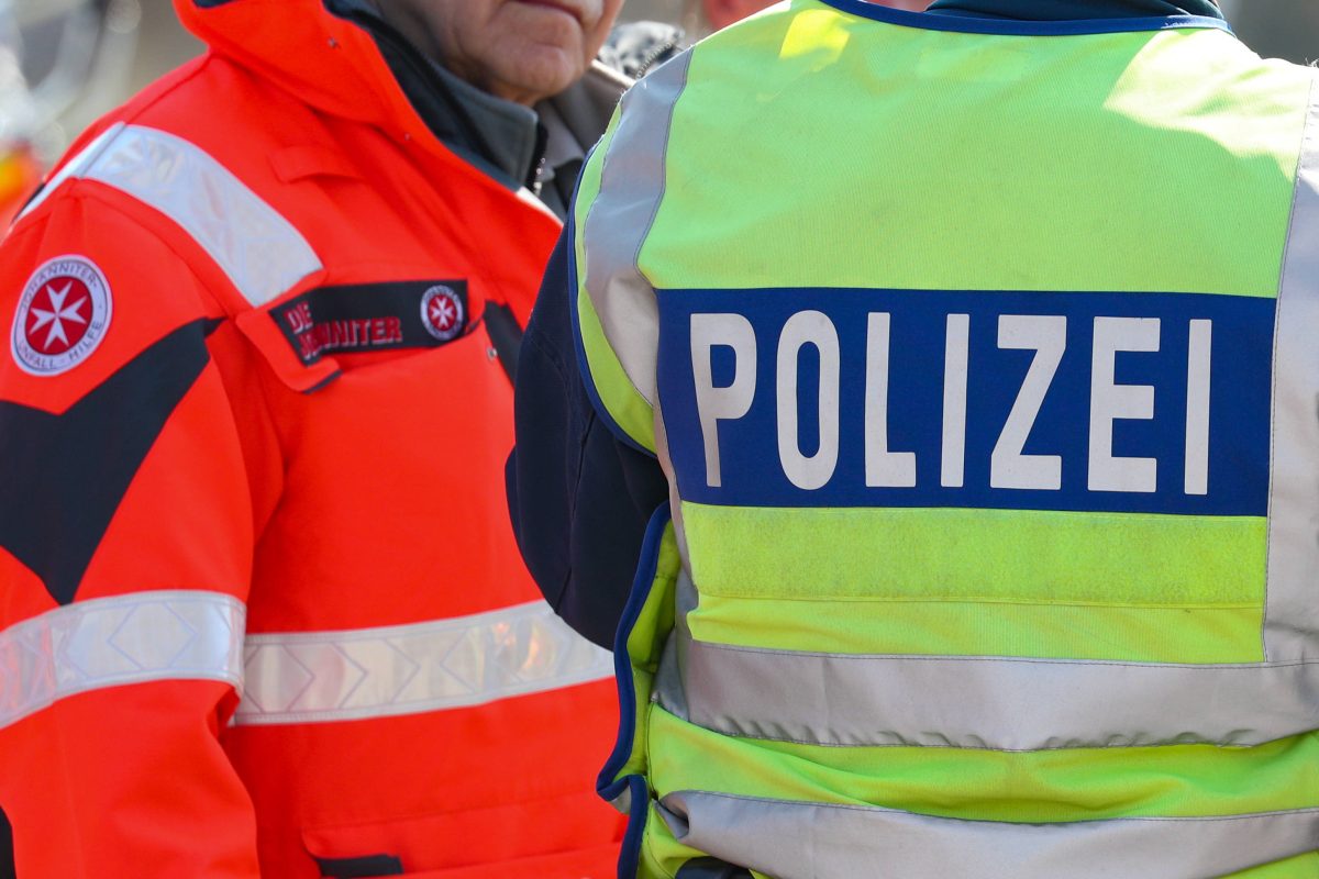 Polizei und Rettungskraft im Einsatz