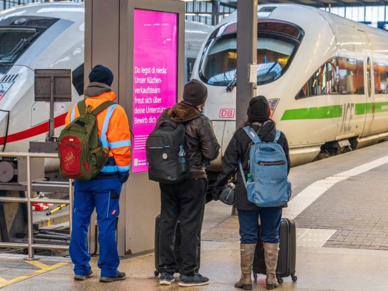 Deutsche Bahn ICE am Bahnhof und wartende Fahrgäste davor