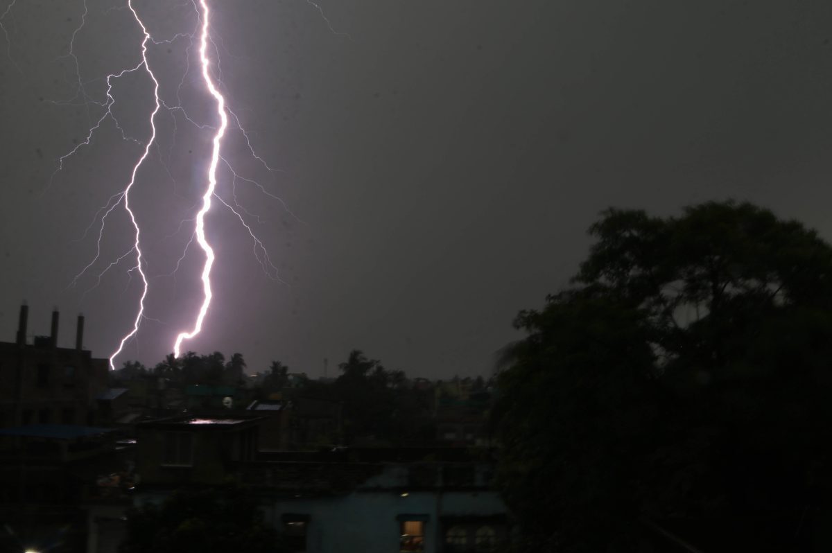 Wetter in NRW Gewitter mit Blitz im Dunklen