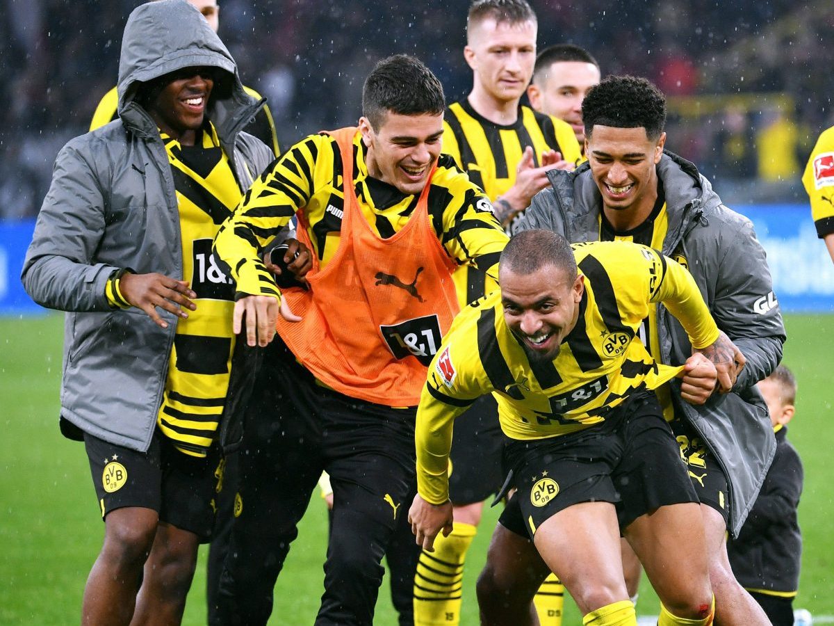 Borussia Dortmund feiert Donyell Malen.