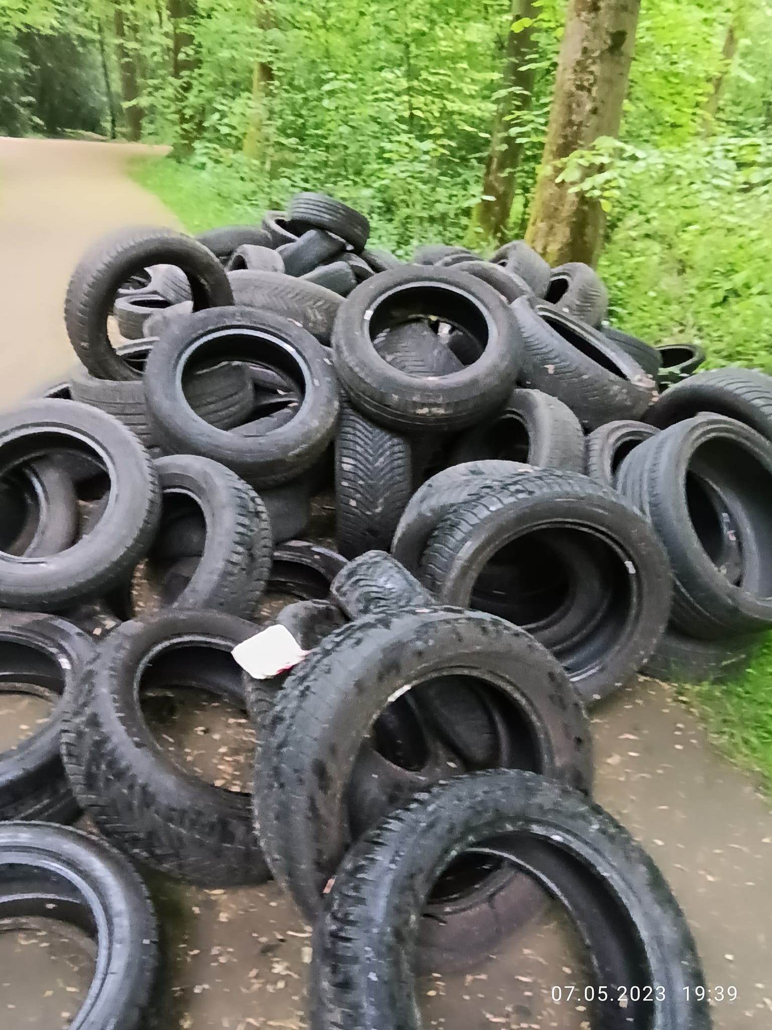 Haufen Altreifen im Bottroper Wald im Ruhrgebiet