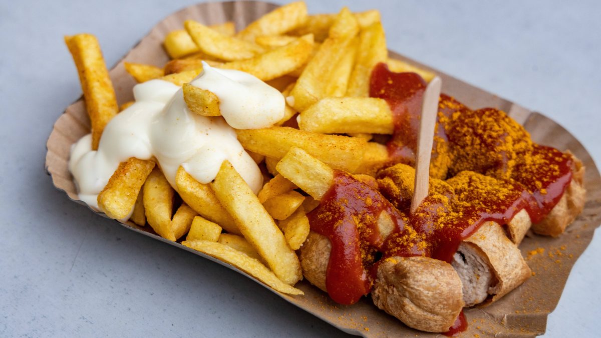 Currywurst Pommes und Mayo