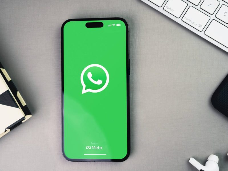 Whatsapp auf Smartphone, Schreibtisch, Tastatur