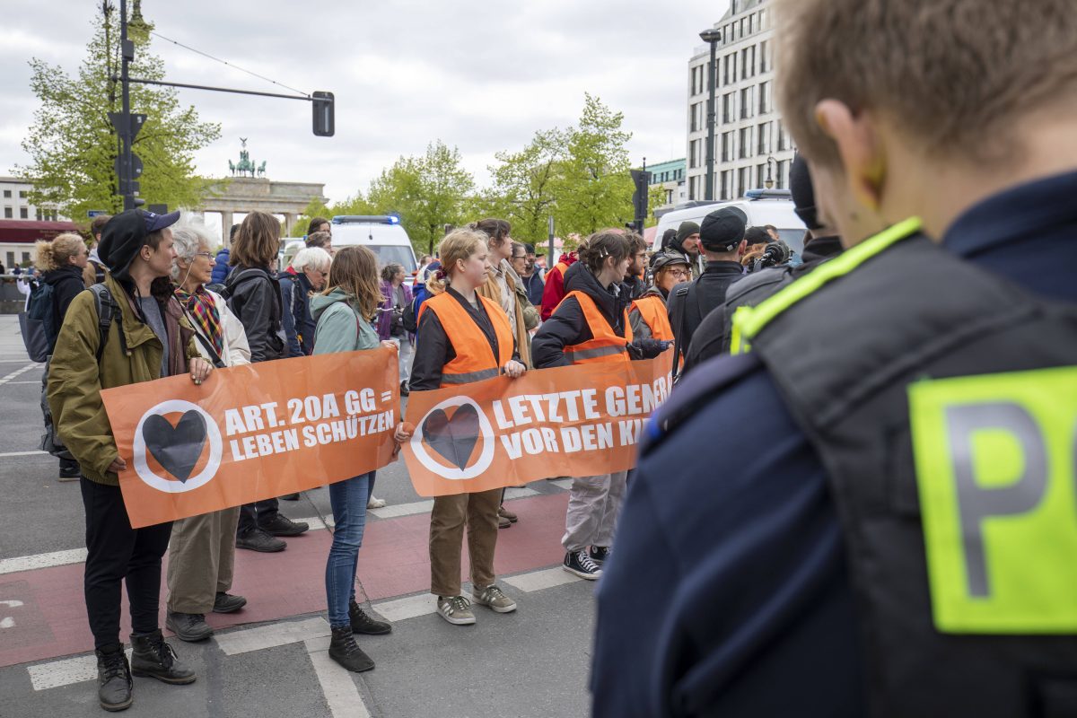 In einer großangelegten, bundesweiten Razzia gehen Polizei und Staatsanwaltschaft gegen die "Letzte Generation" vor. So reagieren die Aktivisten.