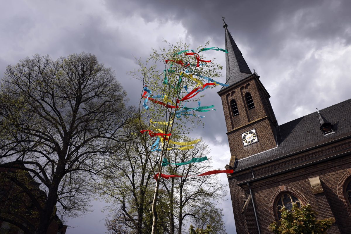 Wetter in NRW, Maibaum, Baum, Kirche