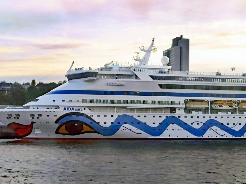 Kreuzfahrt-Schiff von Aida bei Dämmerung