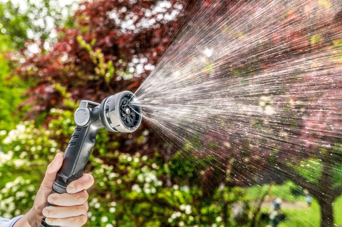 Wasserschlauch mit Düse zum Rasenbewässern