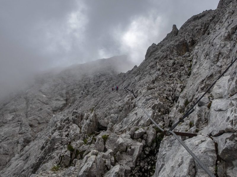 Ein Kletterer stürzt an der Zugspitze hunderte Meter in die Tiefe und stirbt. Elf weitere Bergsteiger müssen mit Hubschraubern gerettet werden.