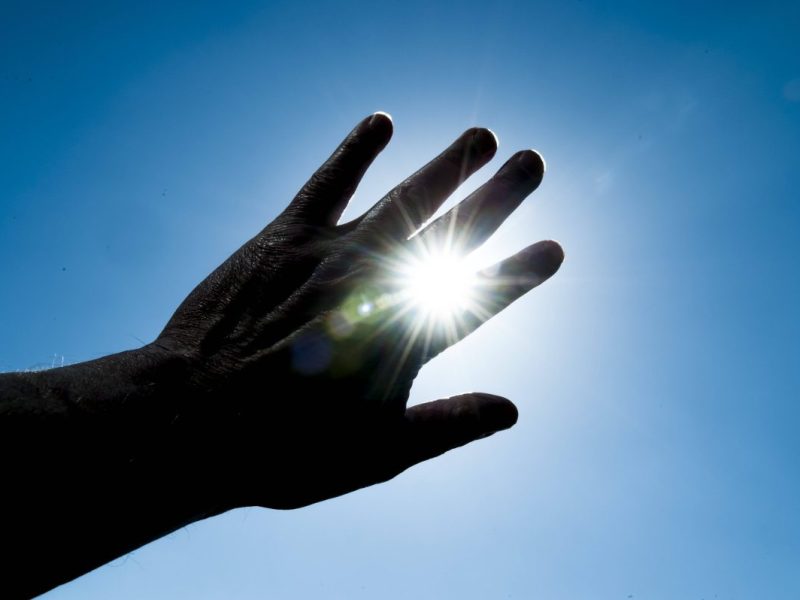 Sonnenschein durch Finger