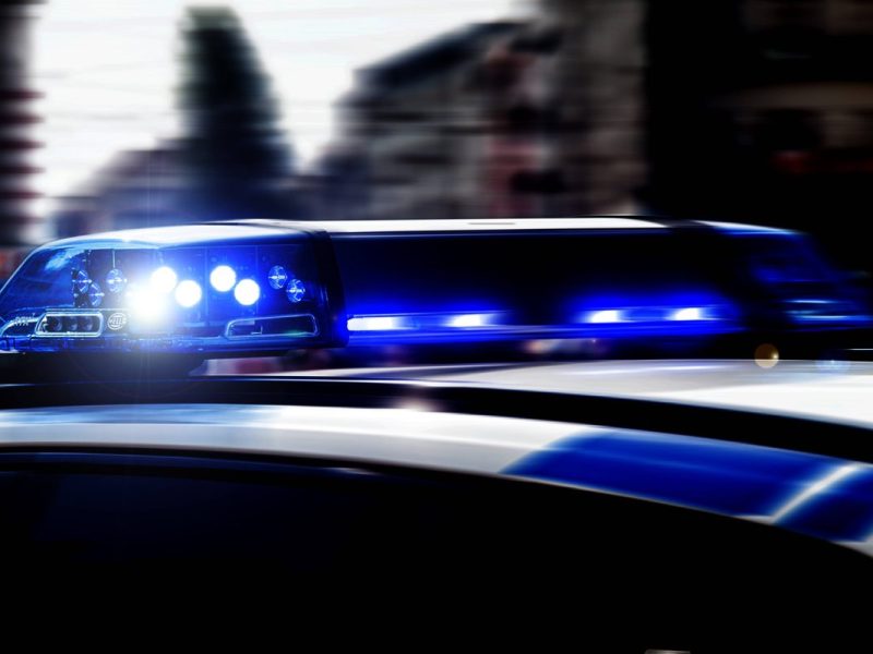 Am Freitagabend soll ein Jugendlicher in Begleitung eines 15-Jährigen einen 49-Jährigen niedergestochen haben. Die Polizei Köln bittet um Mithilfe!