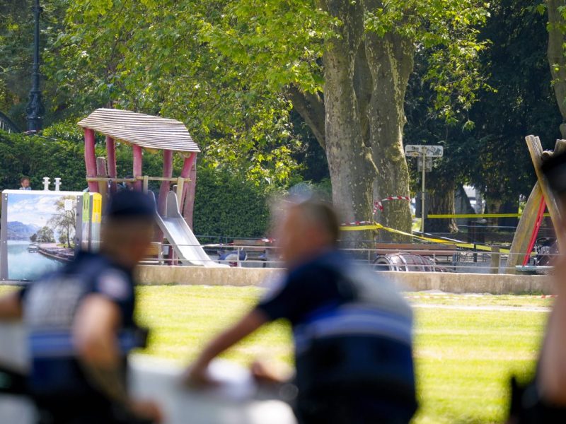 Frankreich steht unter Schock. In einer südfranzösischen Stadt hat ein Mann Kinder und Erwachsene mit einem Messer verletzt.
