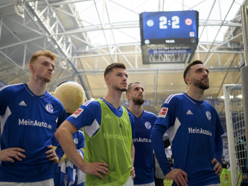 FC Schalke 04: Die Fans warten auf die neuen Trikots.