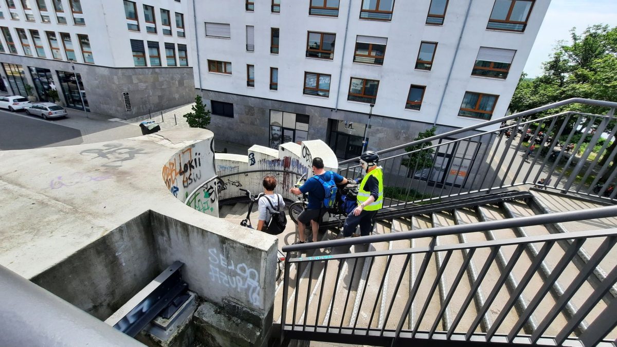 Treppe an der Ruhrpromenade Mülheim, Fahrradfahrer tragen ihre Räder runter