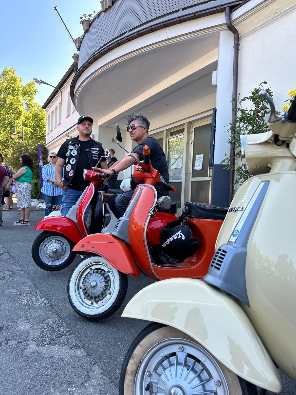 Chico auf einer Vespa