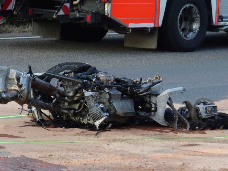 Ausgebranntes Motorrad auf der A44 in NRW
