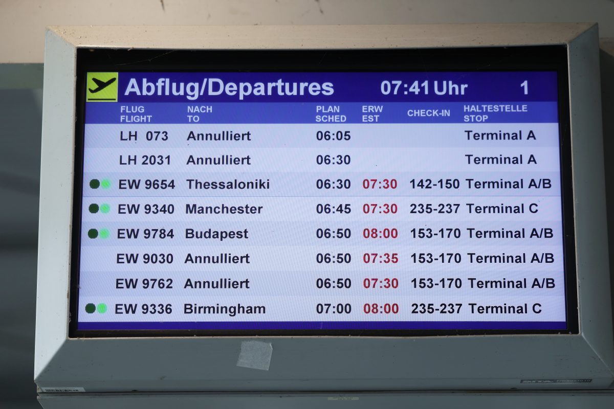 Anflugtafel im Flughafen DÃ¼sseldorf zeigt VerspÃ¤tungen und AusfÃ¤lle wegen 