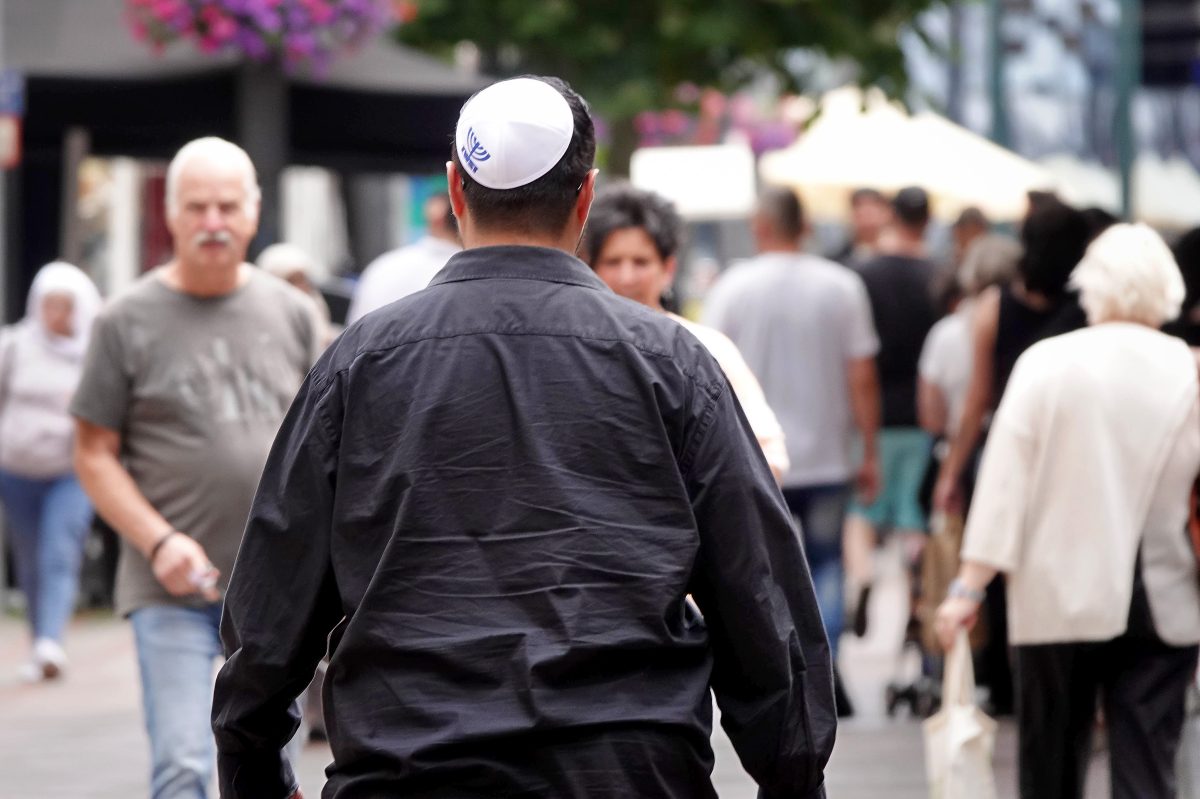 Mann mit Kippa läuft durch Gelsenkirchener Einkaufsstraße