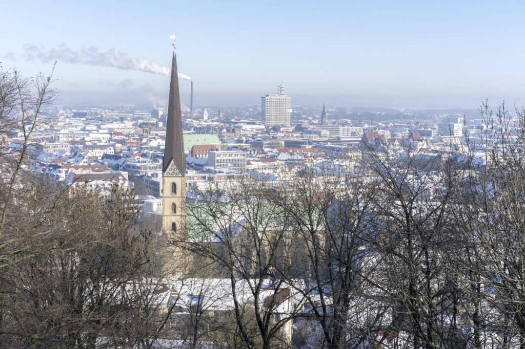 Blick von der Sparrenburg auf das verschneite Bielefeld mit der Neustädter Marienkirche.