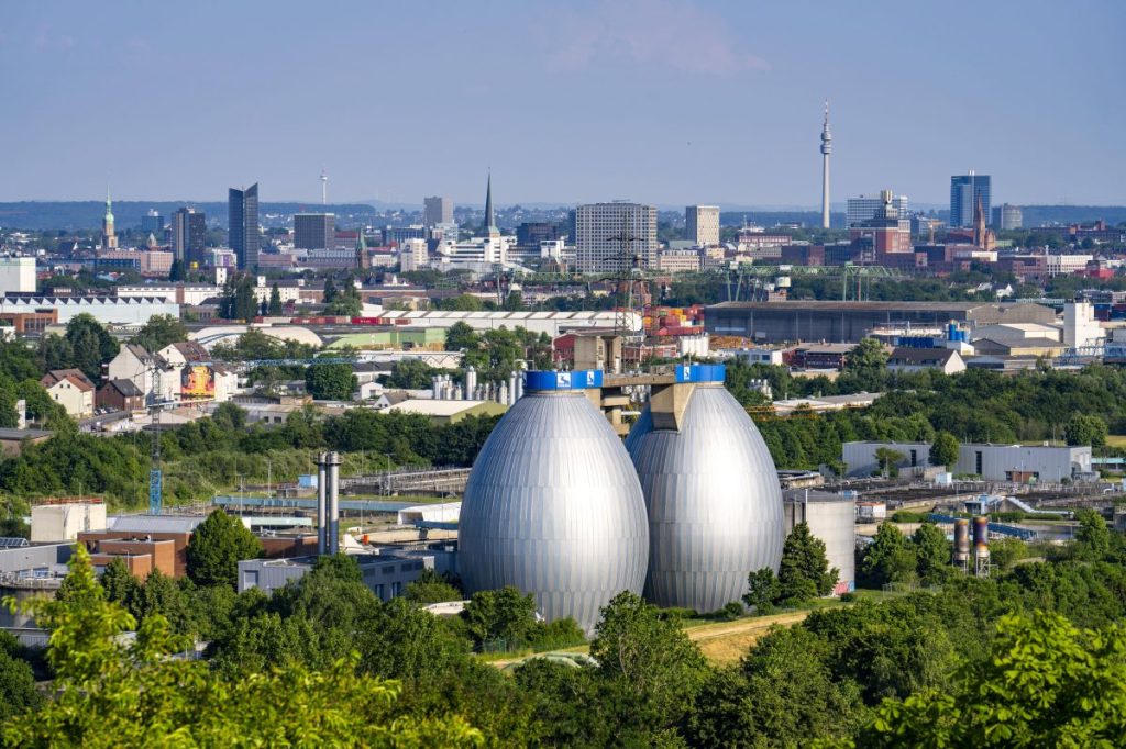 Blick von der Halde Deusenberg auf das Stadtzentrum von Dortmund.