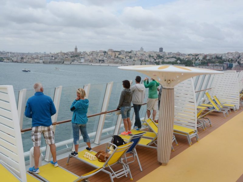 Passagiere auf Kreuzfahrt mit einem Aida-Schiff in der Türkei