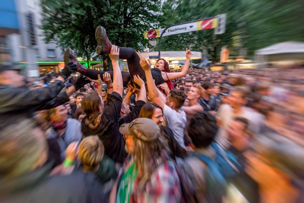 Bochum Total 2023: Veranstalter verteilen Drinkcheck-Armbänder um gegen Missbrauch durch K.O.-Tropfen vorzugehen.