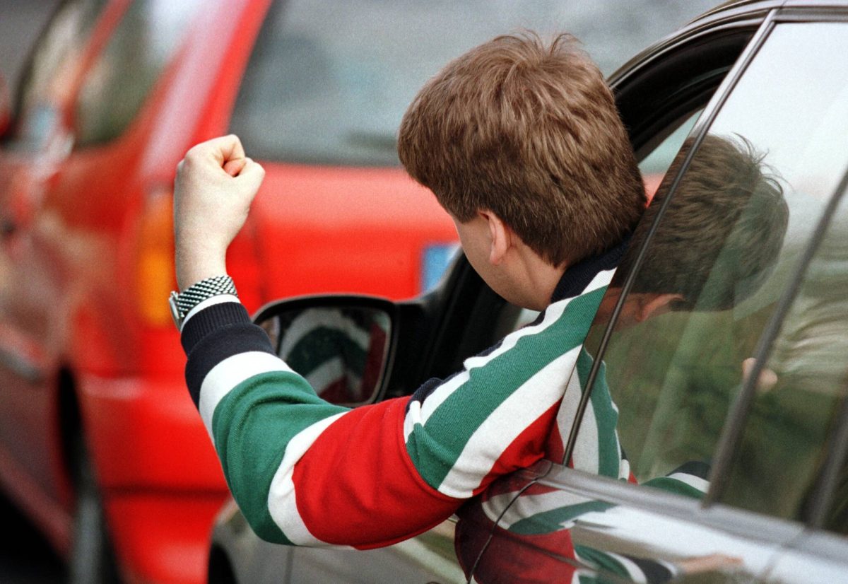 wütender Autofahrer schwingt die Faust