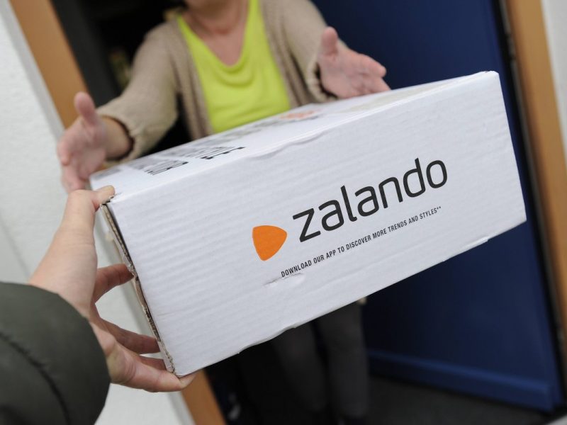 Frau nimmt Zalando-Paket an