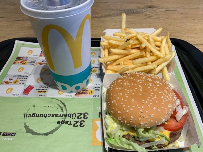 Ein Hamburger Royal TS von McDonald's mit einer Cola und einer Portion Pommes.