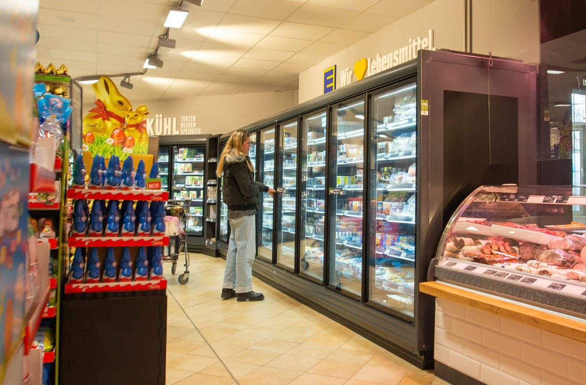 Kundin in einem Edeka