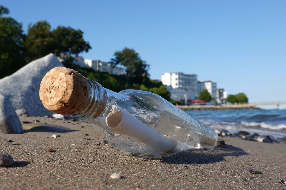 Flaschenpost am Strand