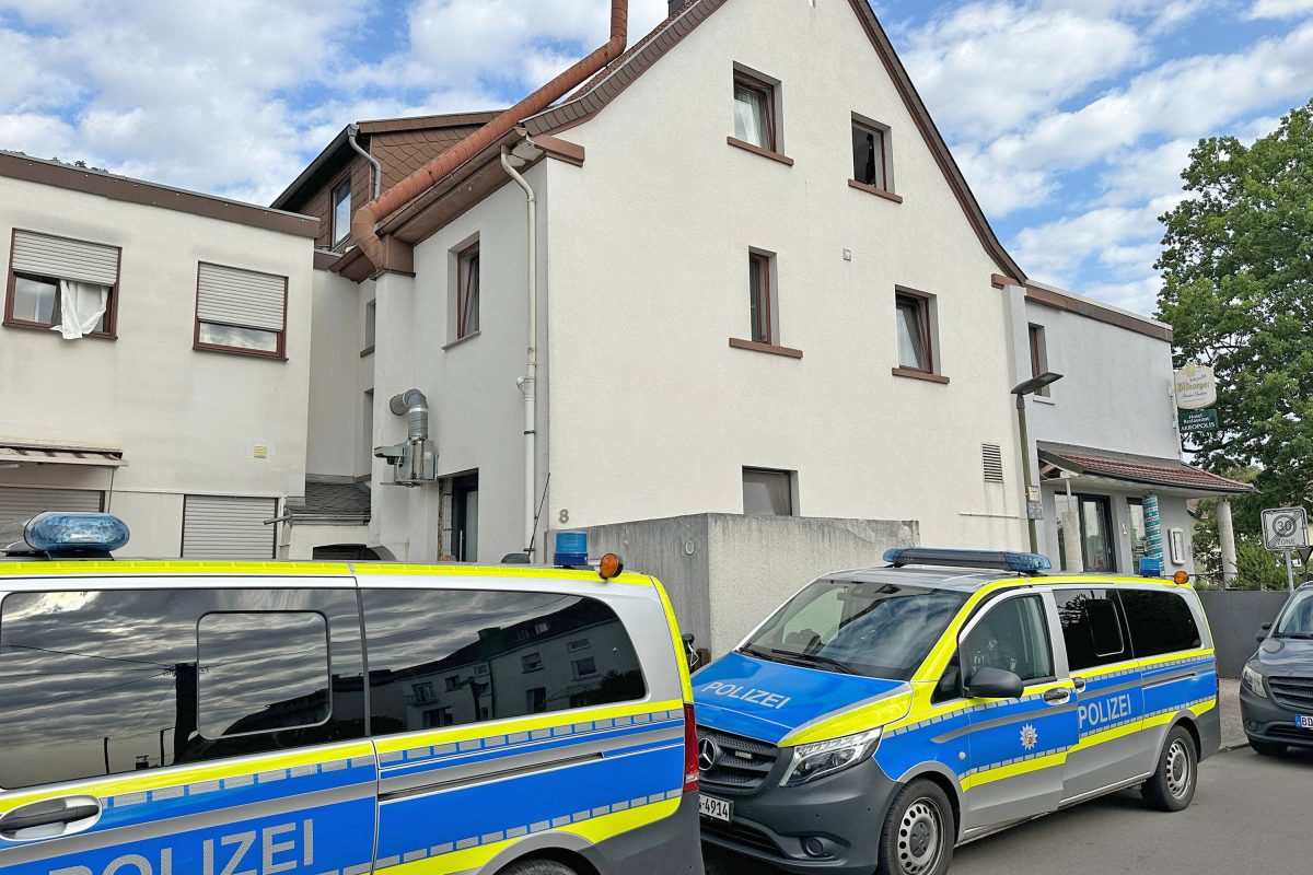 Ruhrgebiet: 30-jähriger Mann bedroht Ex-Freundin und versucht auf neuen Freund einzustechen.