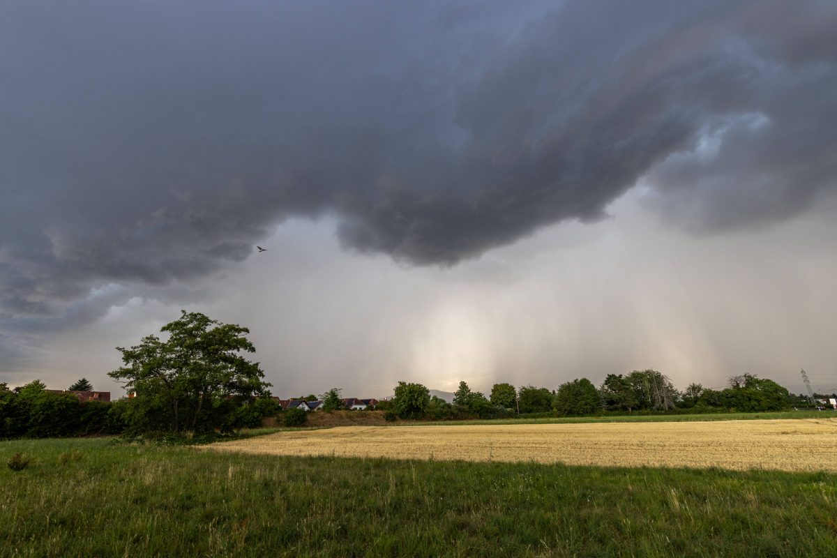 Unwetter-Himmel über Land