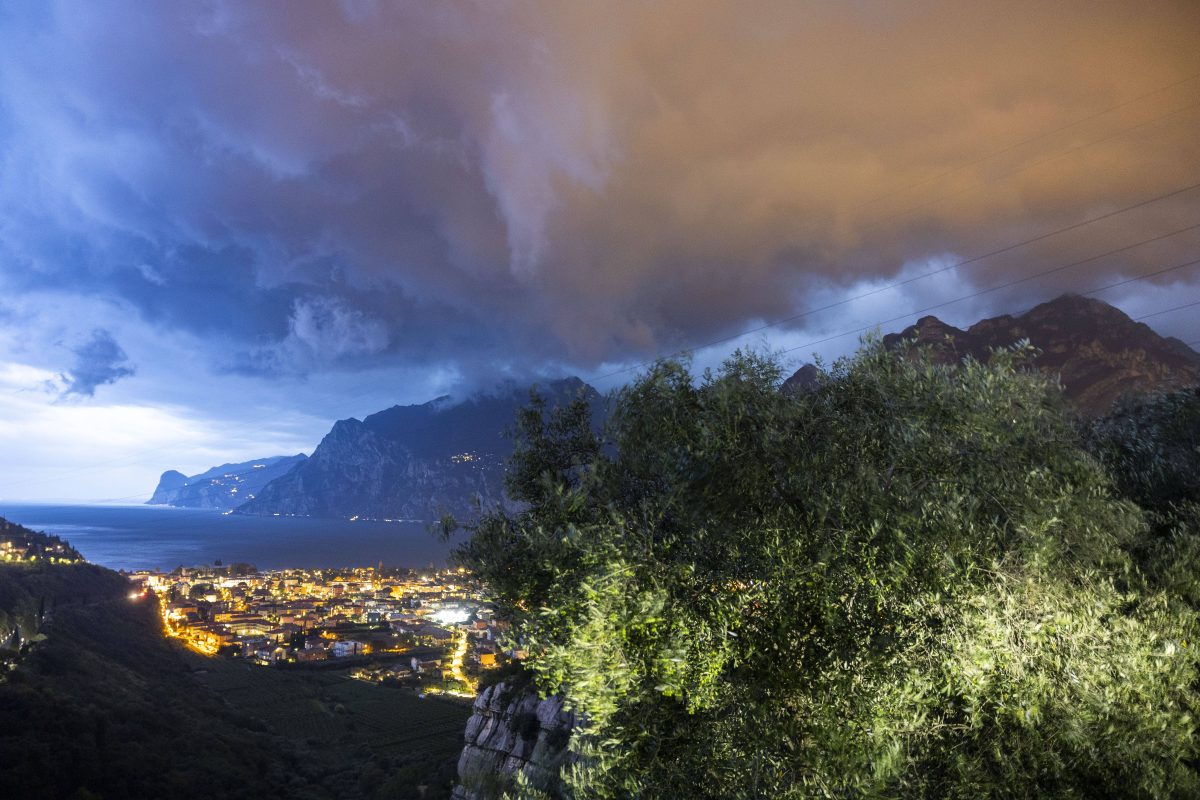 Gewitterwolke über dem Gardasee in Italien