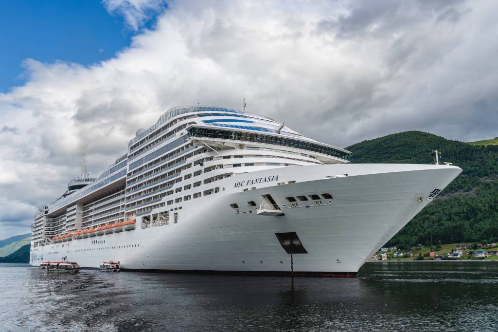 Ein Kreuzfahrtschiff der MSC-Flotte liegt im Wasser.