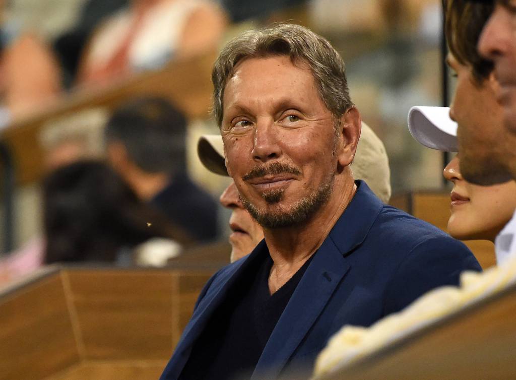 Larry Ellison ist zu Gast bei einem Tennis-Turnier.