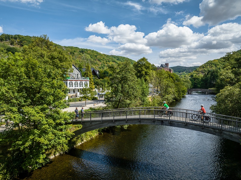 Viele Radwege der Eifel verlaufen entlang von Flüssen.