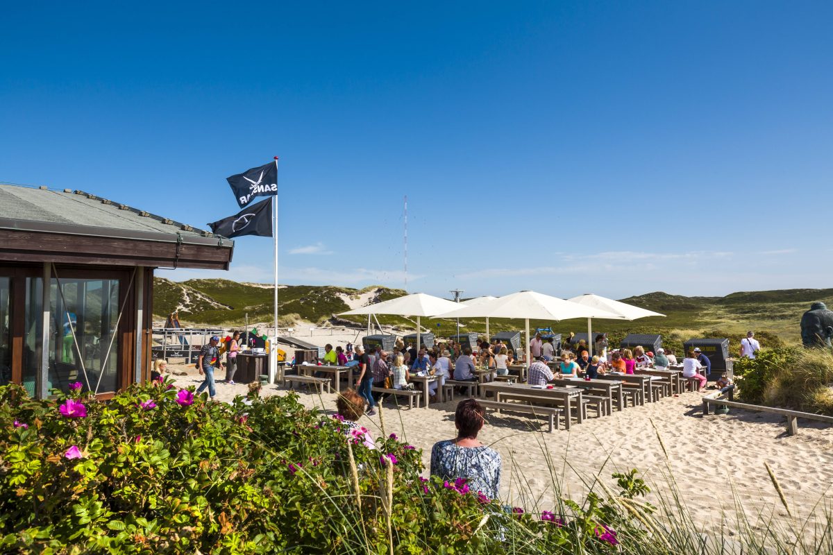 Ein Luxus-Paar sorgt in Sylt für mächtig Ärger. Das Verhalten stößt vielen Urlaubern an der Nordsee bitter auf.