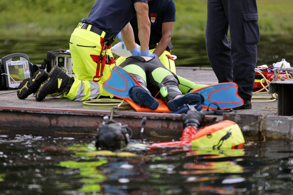 Sanitäter retten einen Mann bei einem Badeunfall