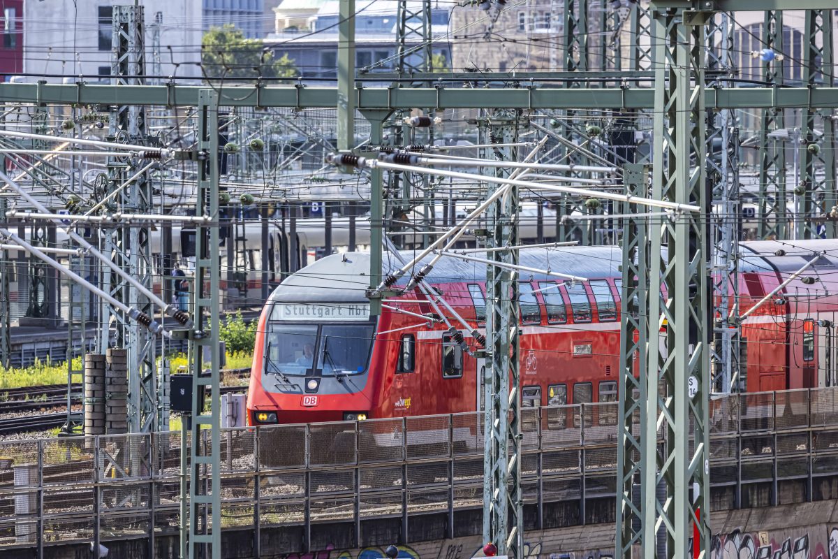 Eine schockierende Vorfall in einem Regionalzug führt zu einer gefährlichen Situation. Die Ermittlungen sind im Gange.