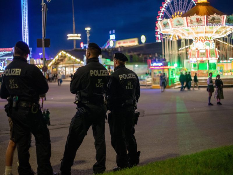 Kirmes in Rheinland-Pfalz: 28-jähriger Mann wird erstochen. Zwei US-Soldaten wurde festgenommen.