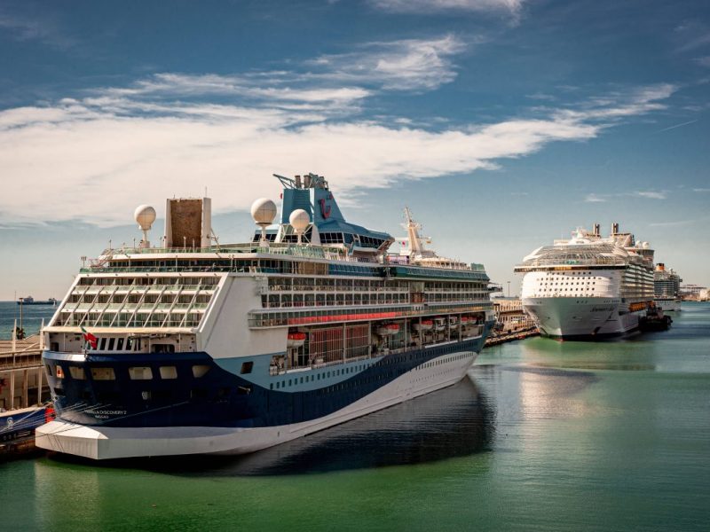 Kreuzfahrtschiffe im Hafen von Barcelona