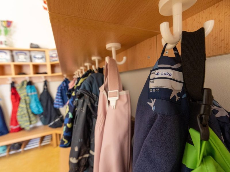 Haken in Kita, Jacken von Kindern