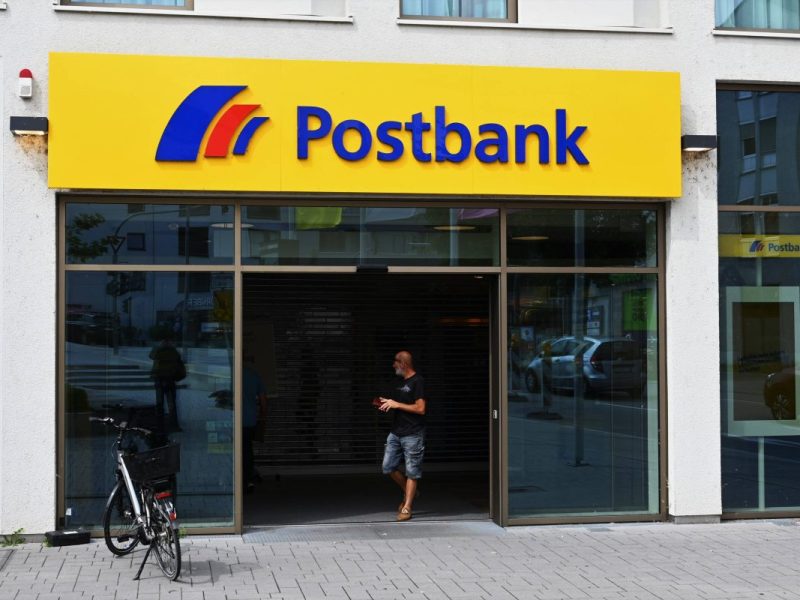 Postbank ändert ihr System und führt bald Apple Pay ein. Kunden können sich freuen.