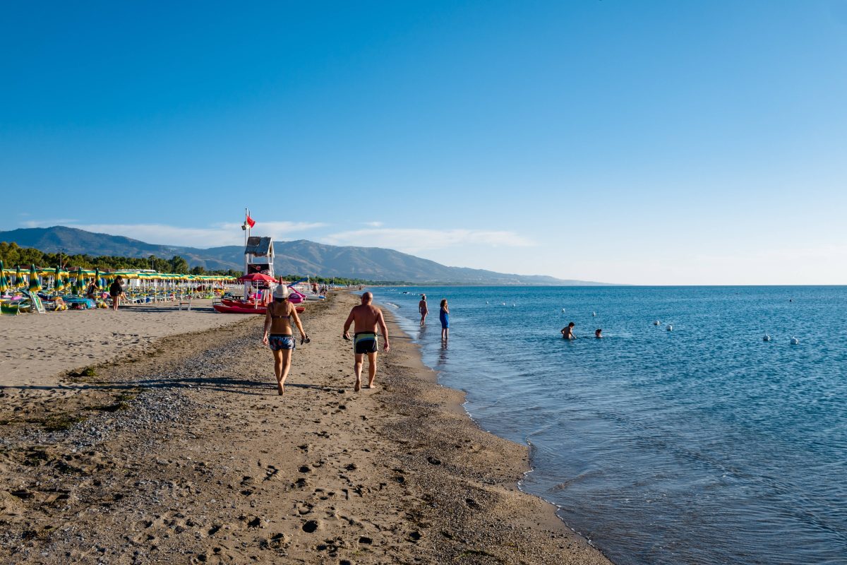 Urlauber am Strand auf Sardinien